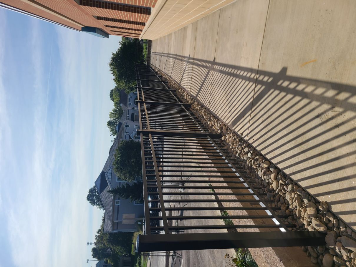 Aluminum fence with durable decorative rails